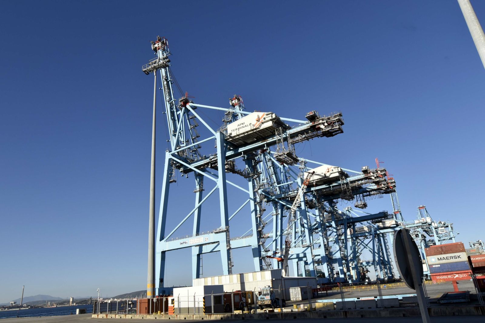 Una grúa pluma situada entre la primera y segunda 'portainer'.