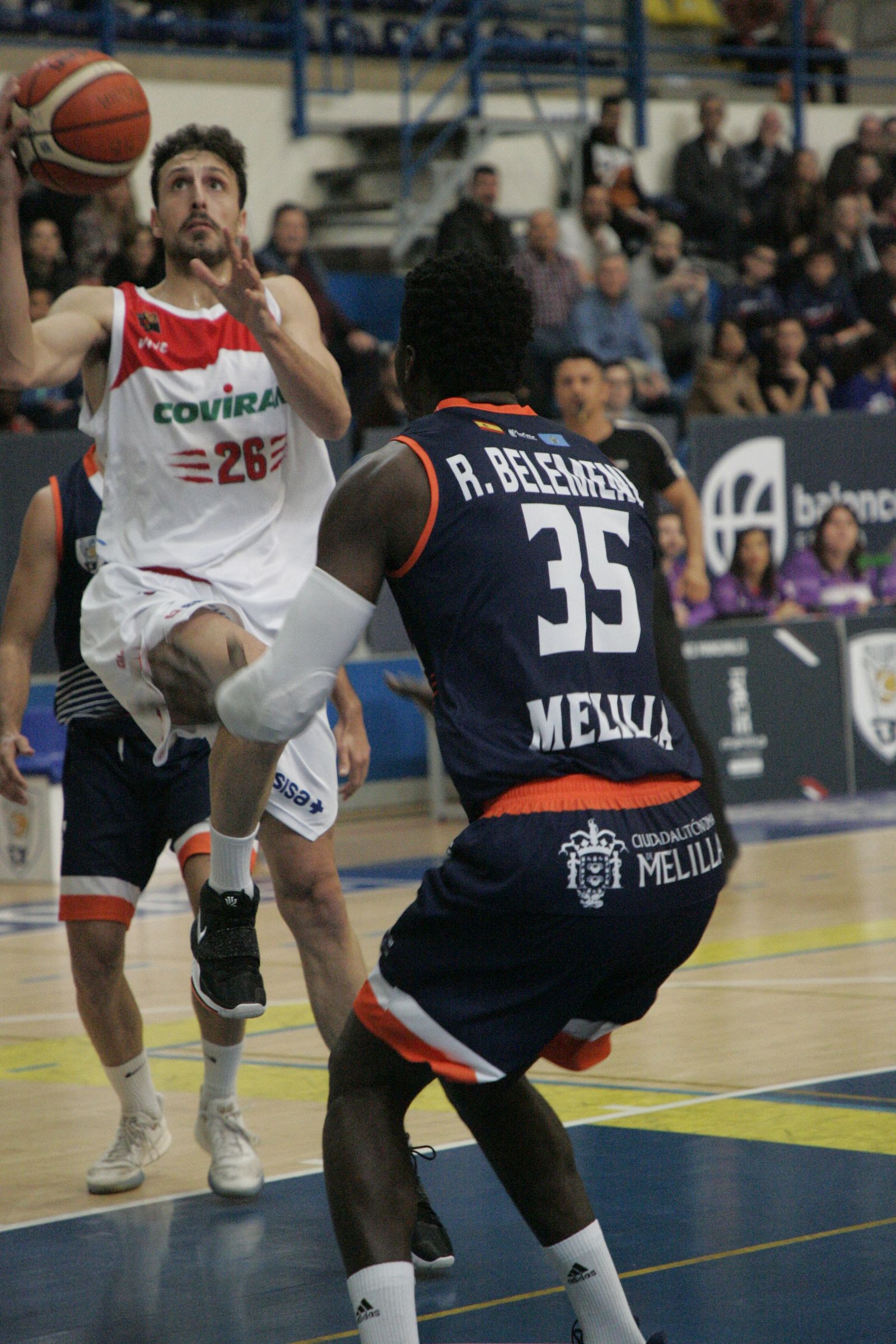 Carlos de Cobos entra a canasta.