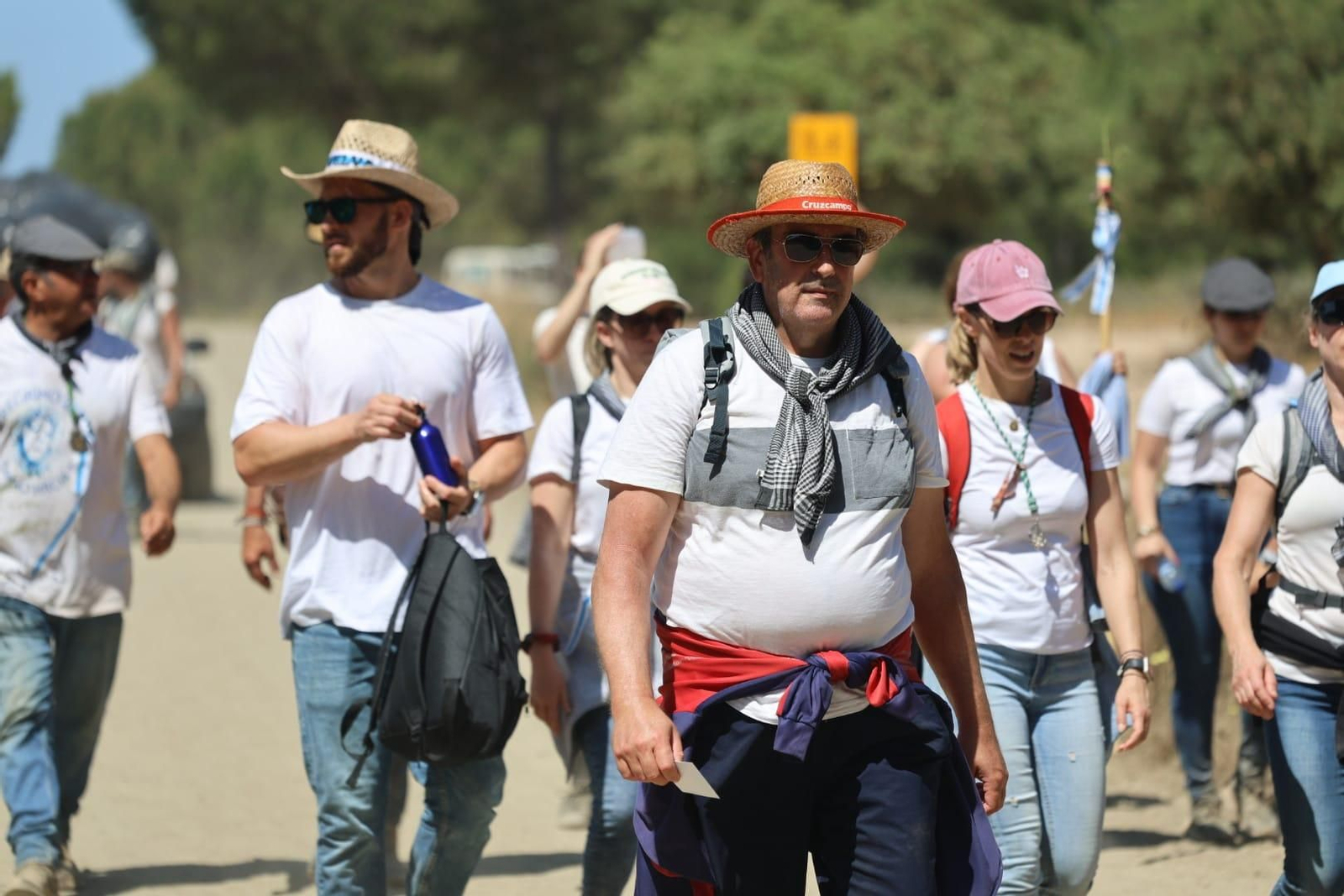 Ambientazo en el camino de Huelva al Rocío este viernes: imágenes de los peregrinos en La Matilla
