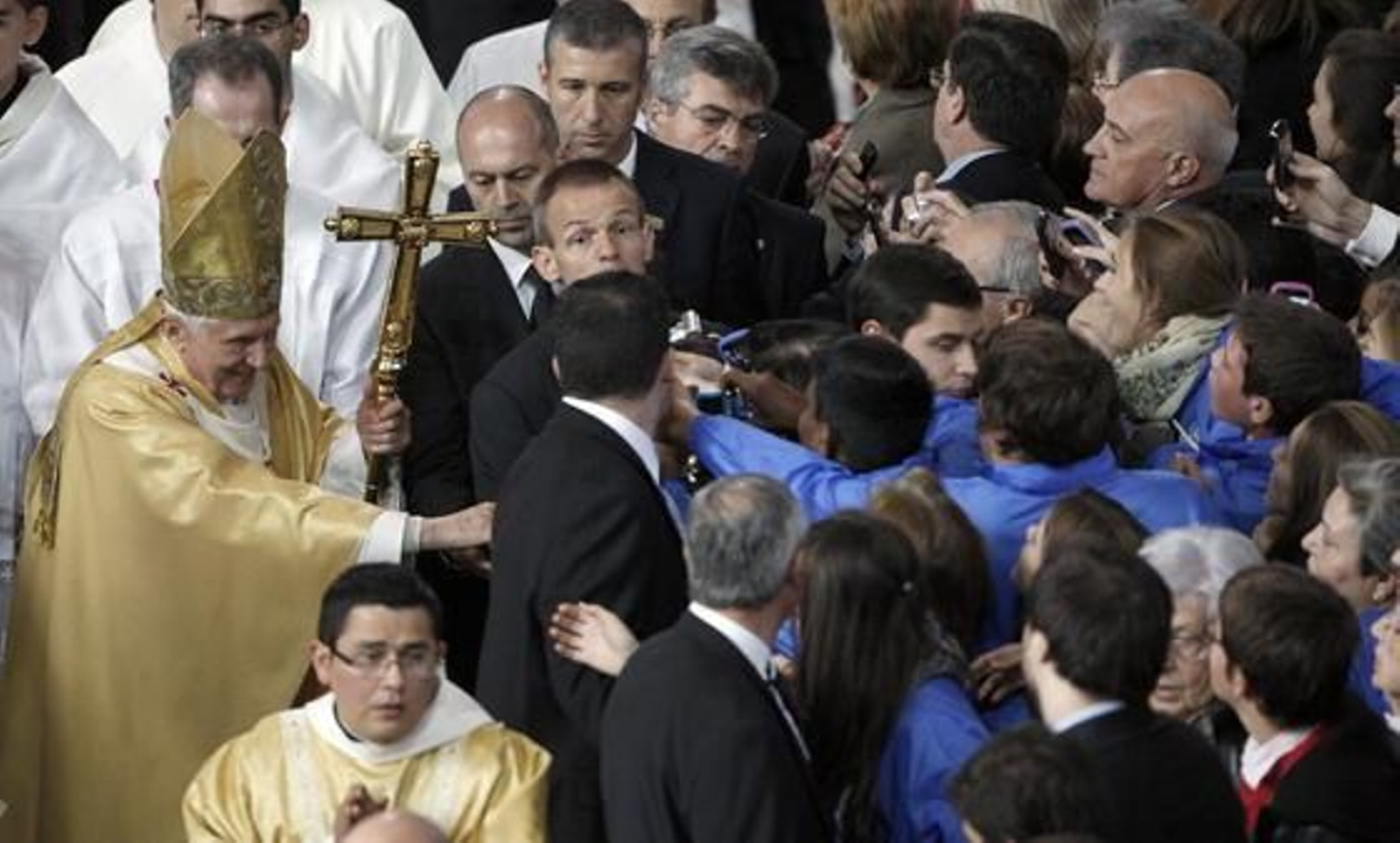 El papa Benedicto XVI bendice la Sagrada Familia de Barcelona y celebra una multitudinaria misa en su interior. 

Foto: EFE