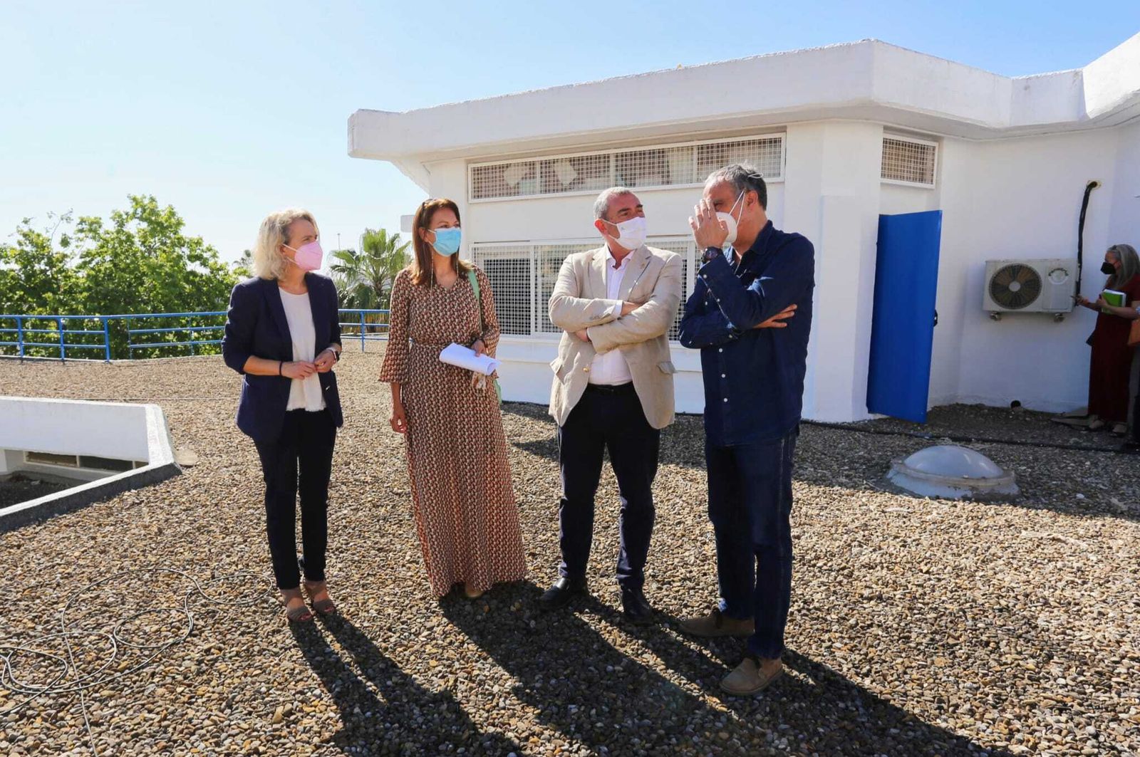 Los responsables de Educación, durante la visita a las cubiertas del centro de enseñanza.