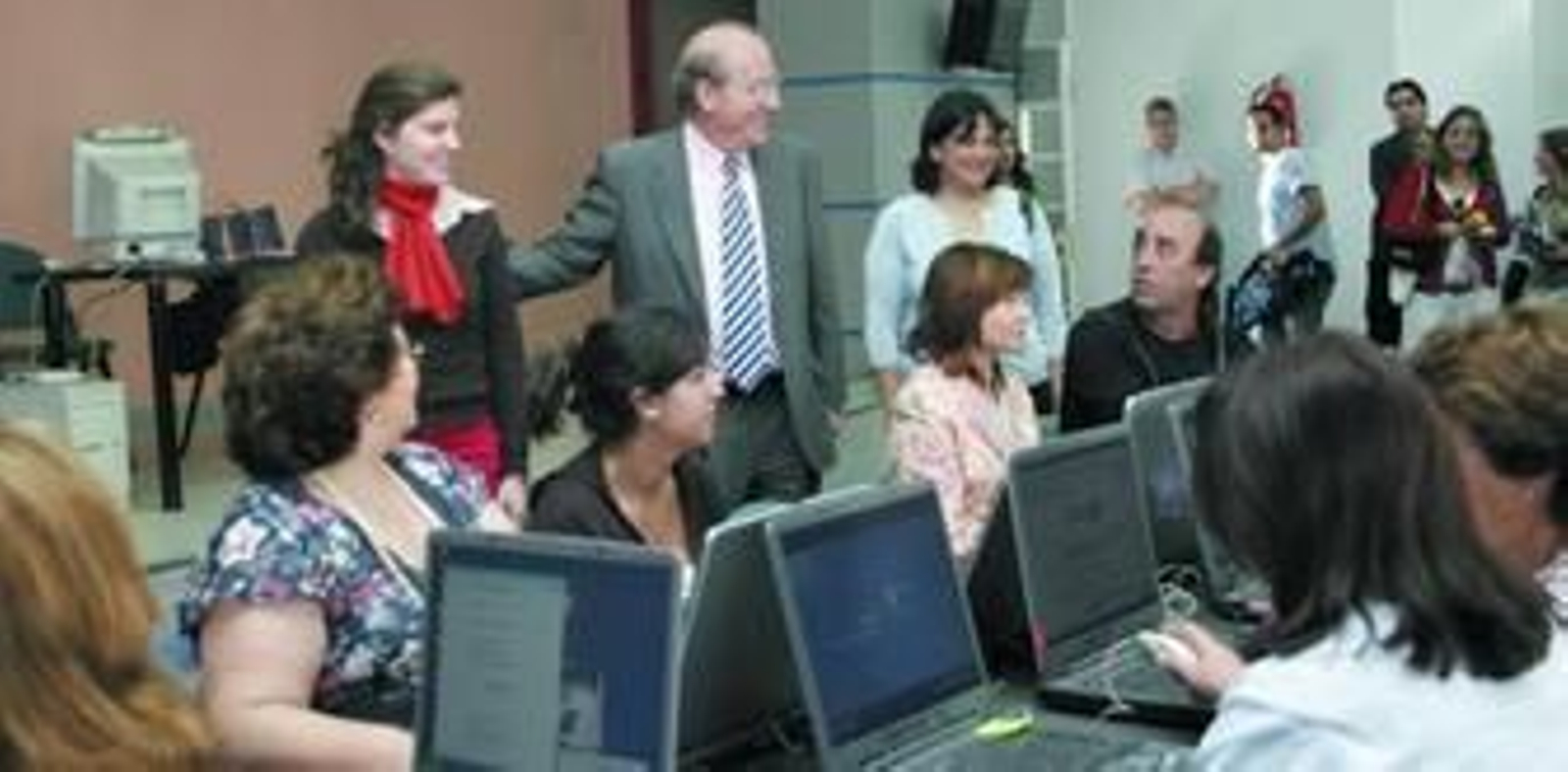 Los alumnos prestaron mucha atención a las explicaciones y saludaron al alcalde entre bromas.