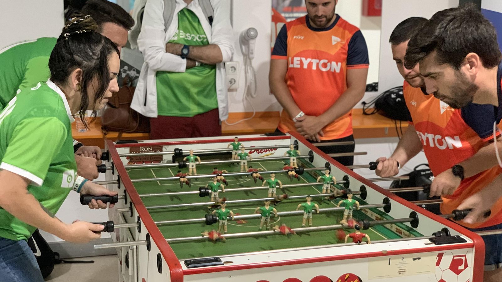 Toreno de futbolín.