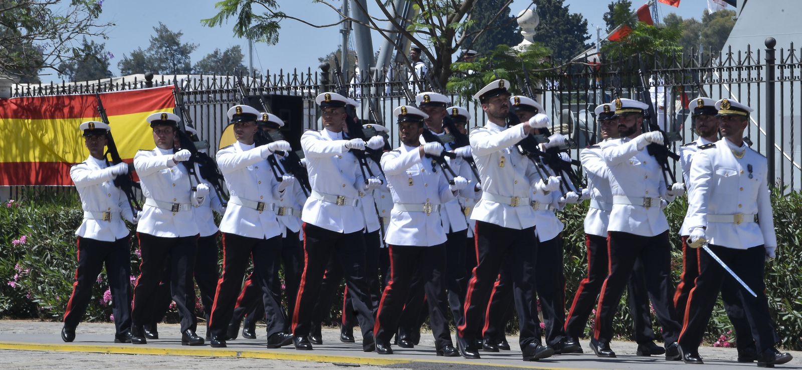 Cortado al tráfico el Paseo de las Delicias por los ensayos de los actos de la Armada para el Festival del V Centenario en Sevilla.