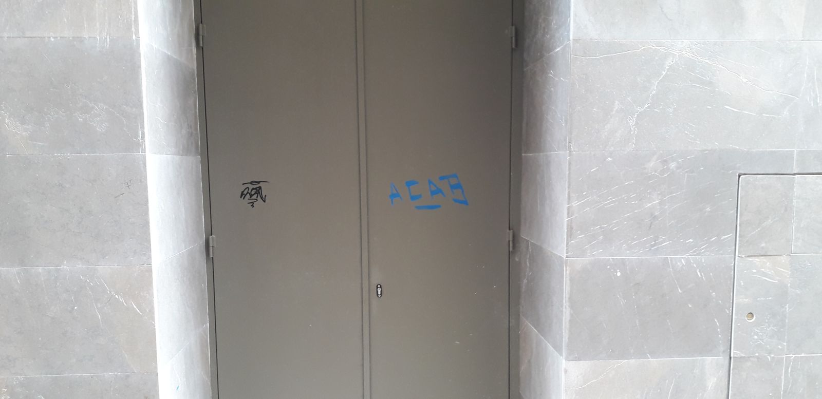 Pintadas en uno de los acceso al Museo.