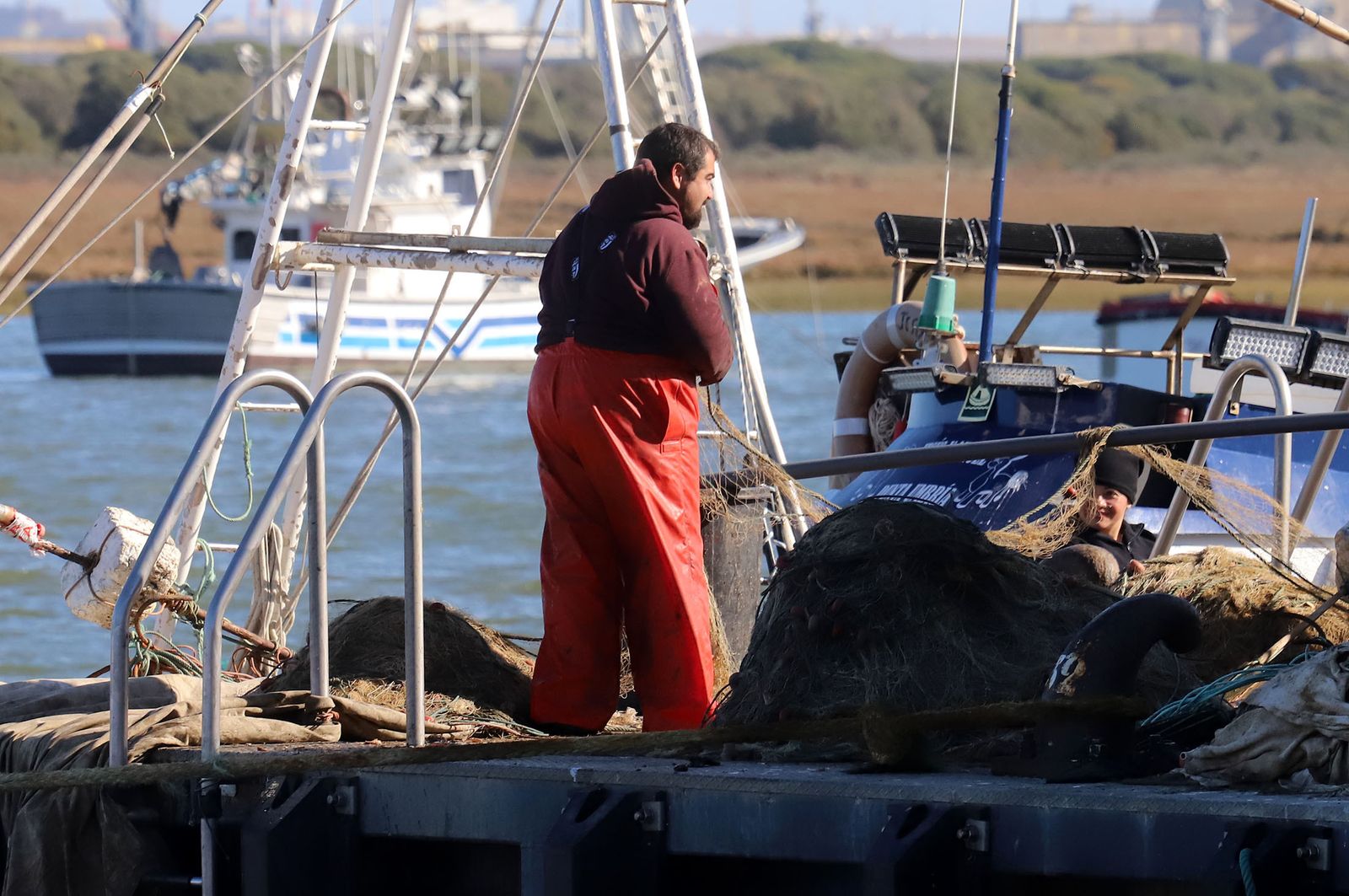 Pescador en el puerto de Punta Umbría