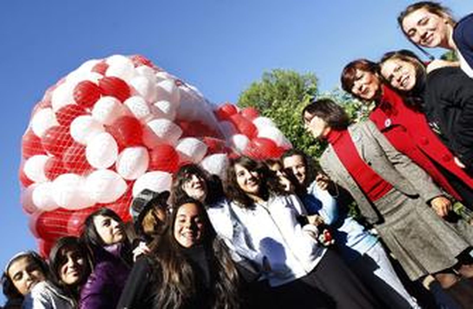 Lazo rojo al cuidado de los 'niños VIH'