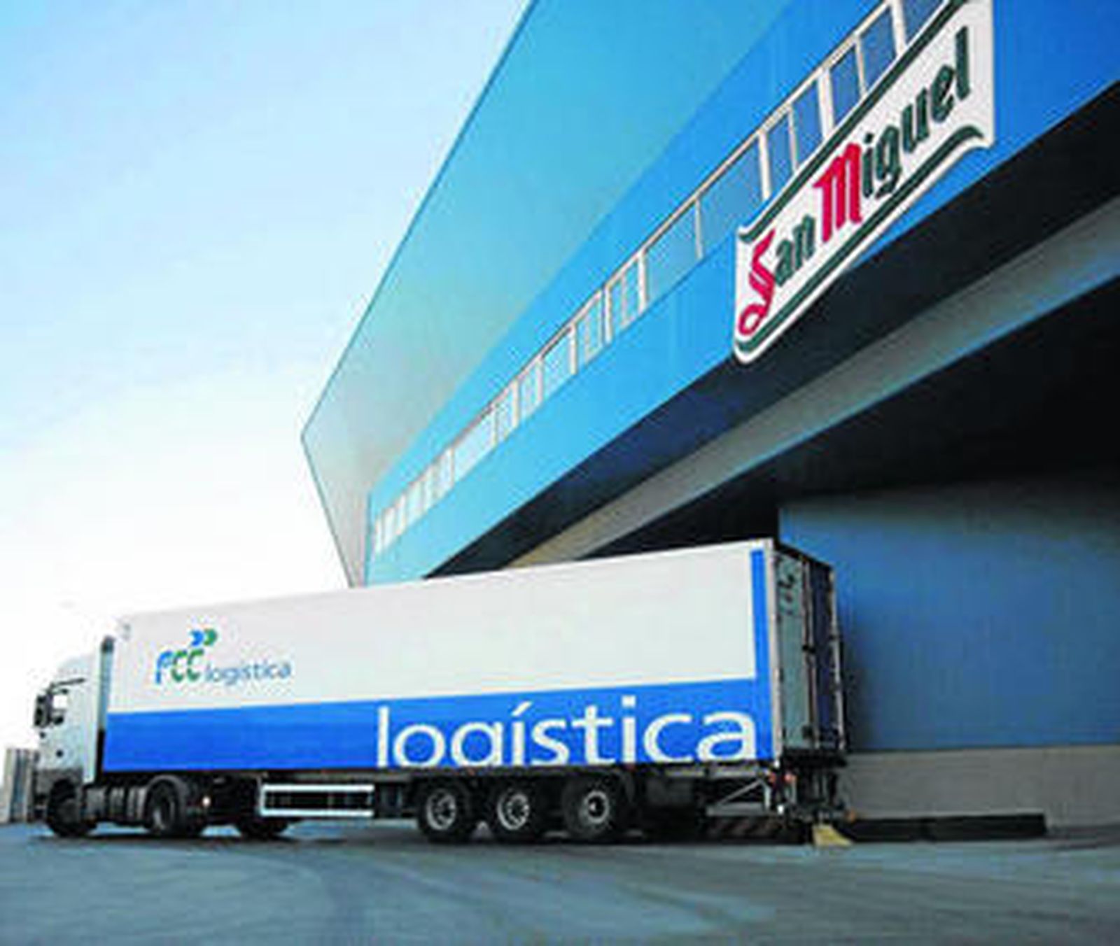 Un camión sale de las recién inauguradas instalaciones de Mahou-San Miguel en Antequera.