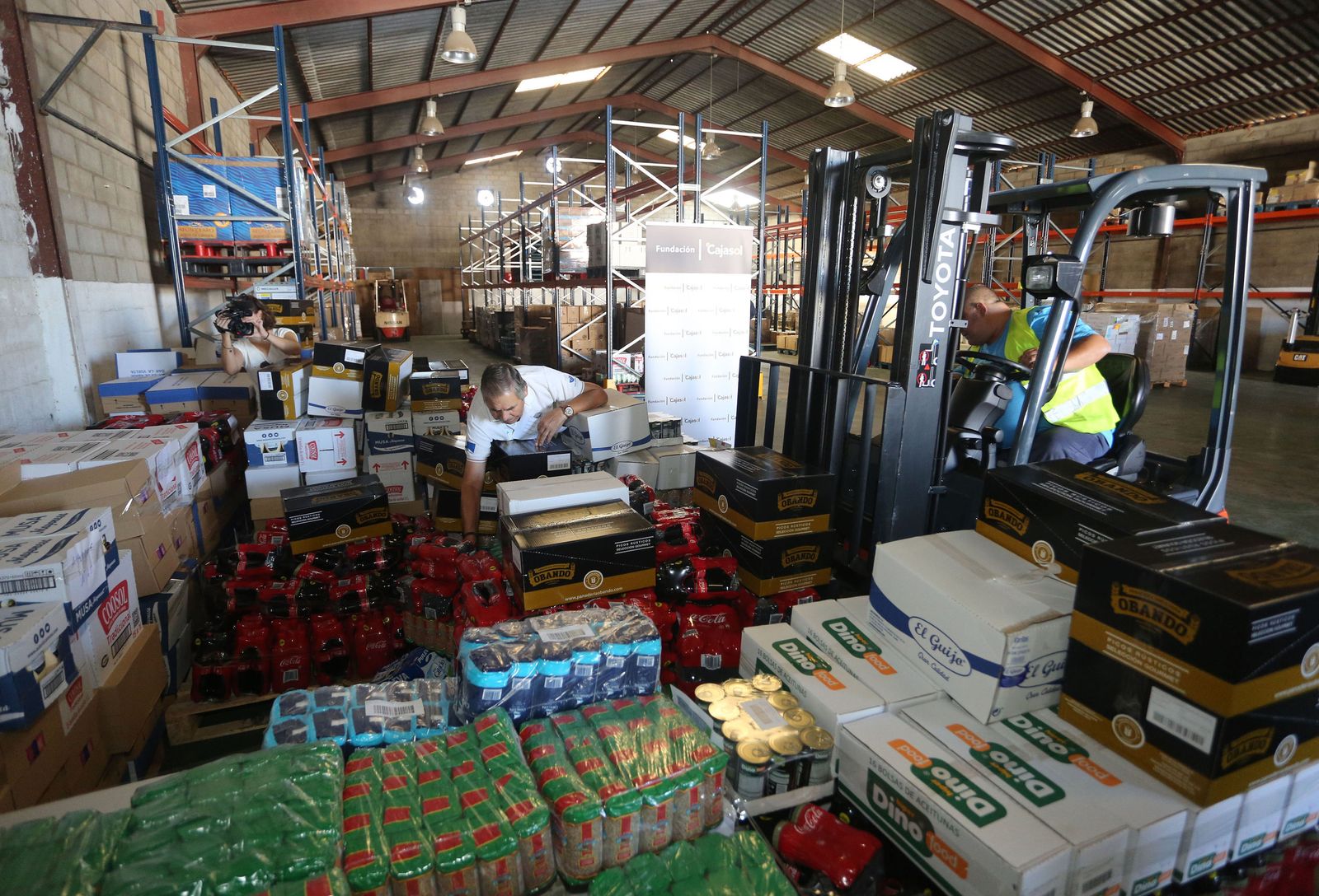 Voluntarios en el Banco de Alimentos.