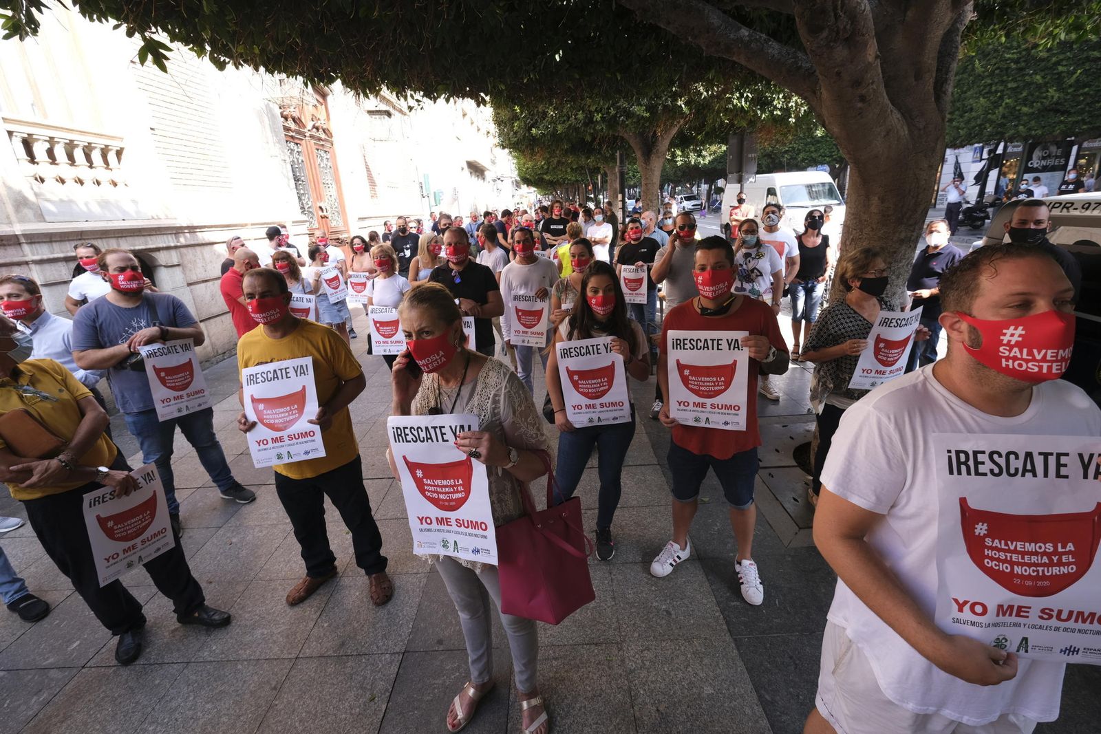 Hostelería y ocio nocturno se concentran con gran apoyo para pedir un plan de rescate.