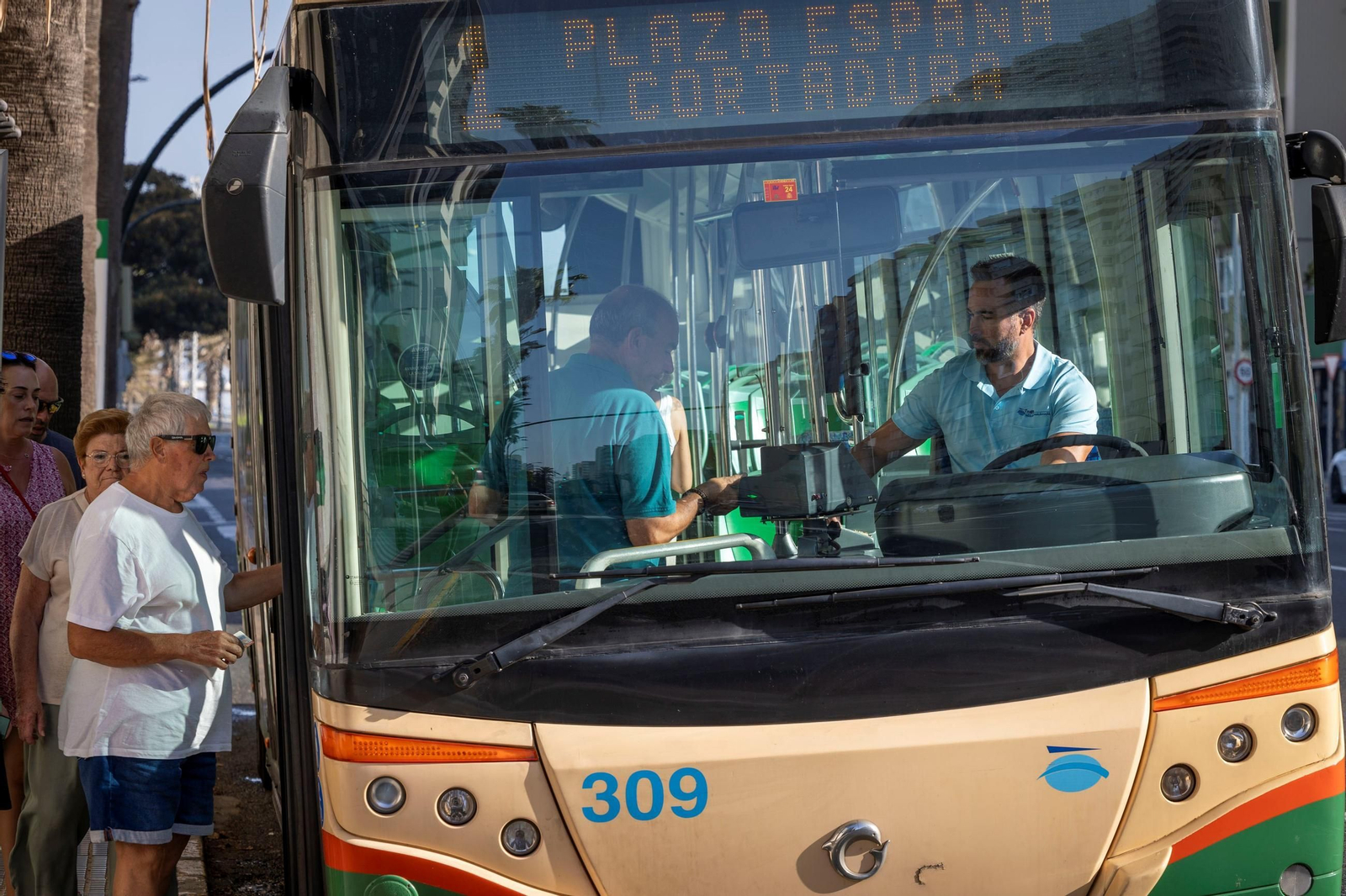 Una parada de uno de los autobuses urbanos de la capital gaditana.