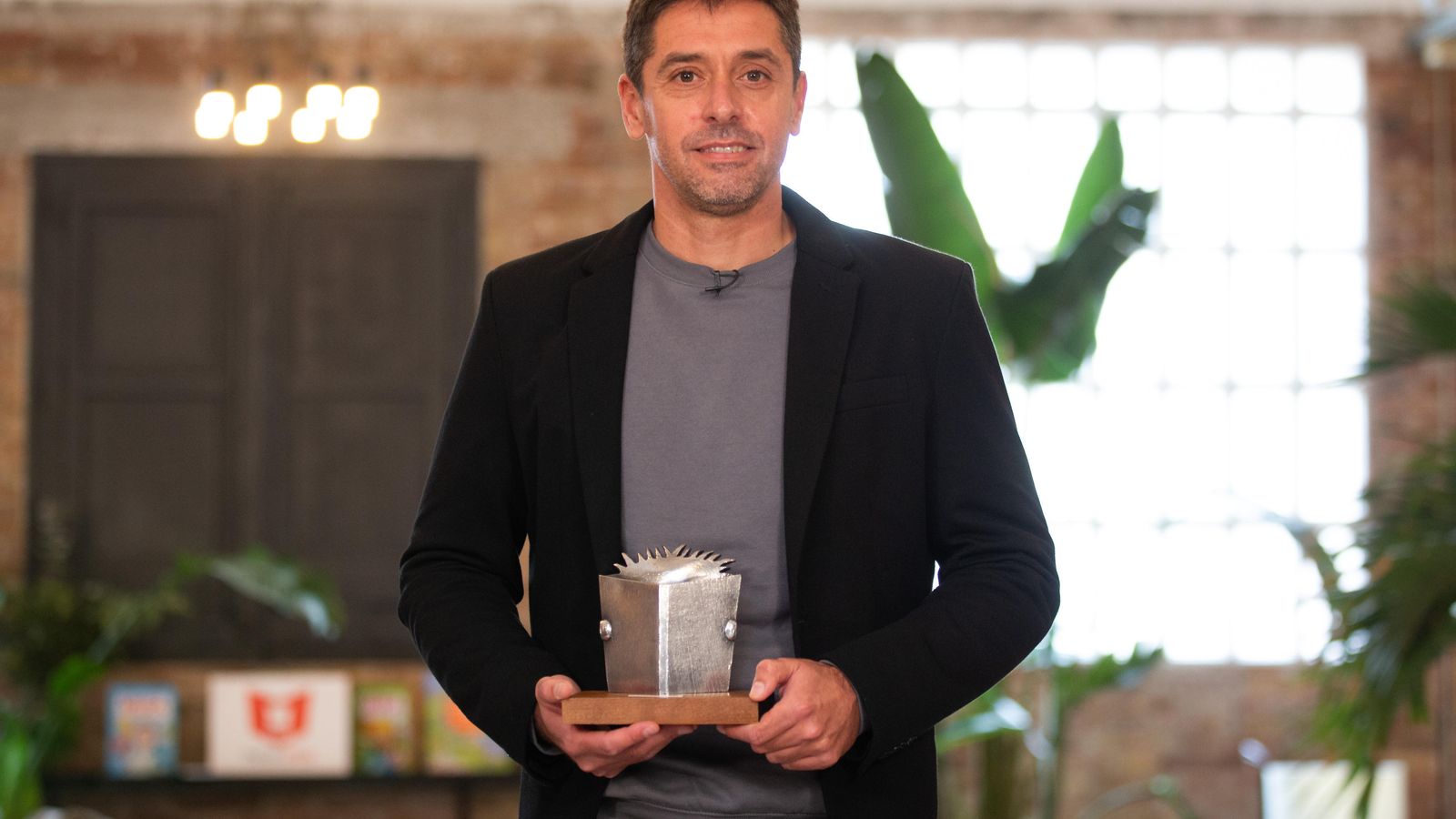 Pablo Gutiérrez tras recibir el XIXX Premio Edebé de Literatura Juvenil por su obra 'El síndrome de Bergerac'.
