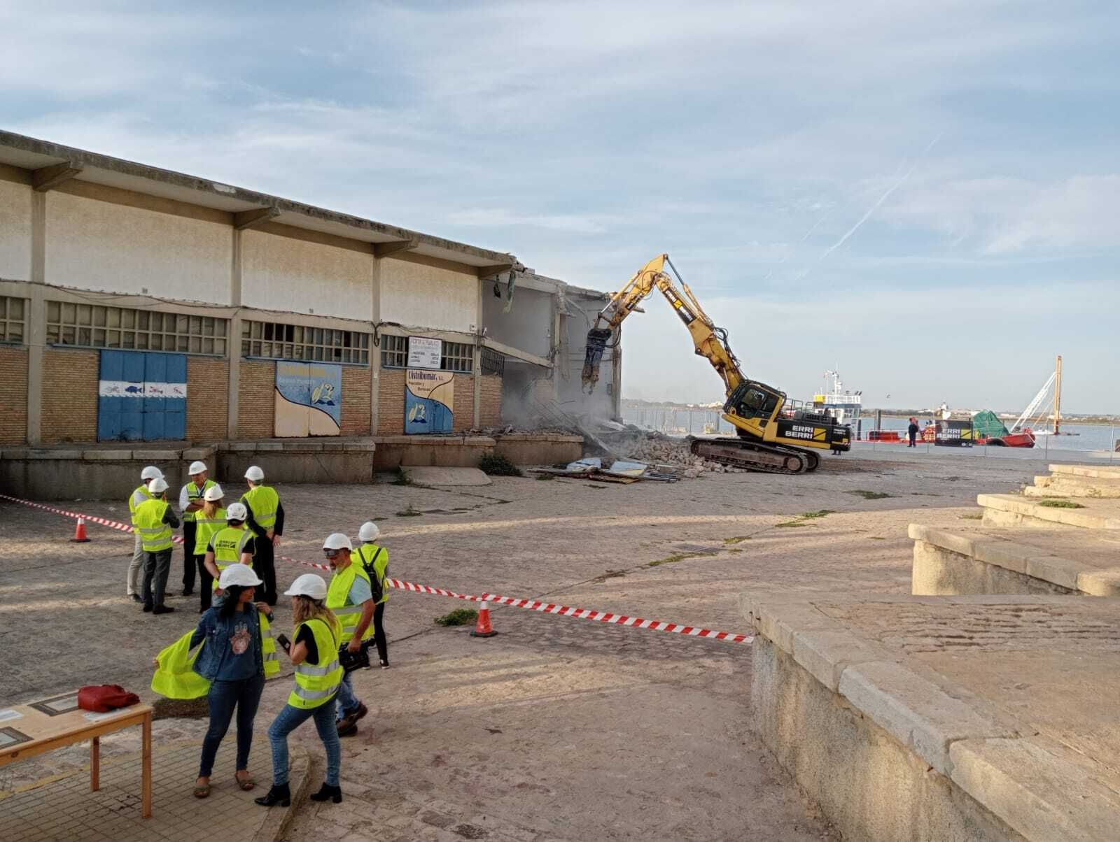Comienzan los trabajos de demolición de las naves del Muelle de Levante de Huelva