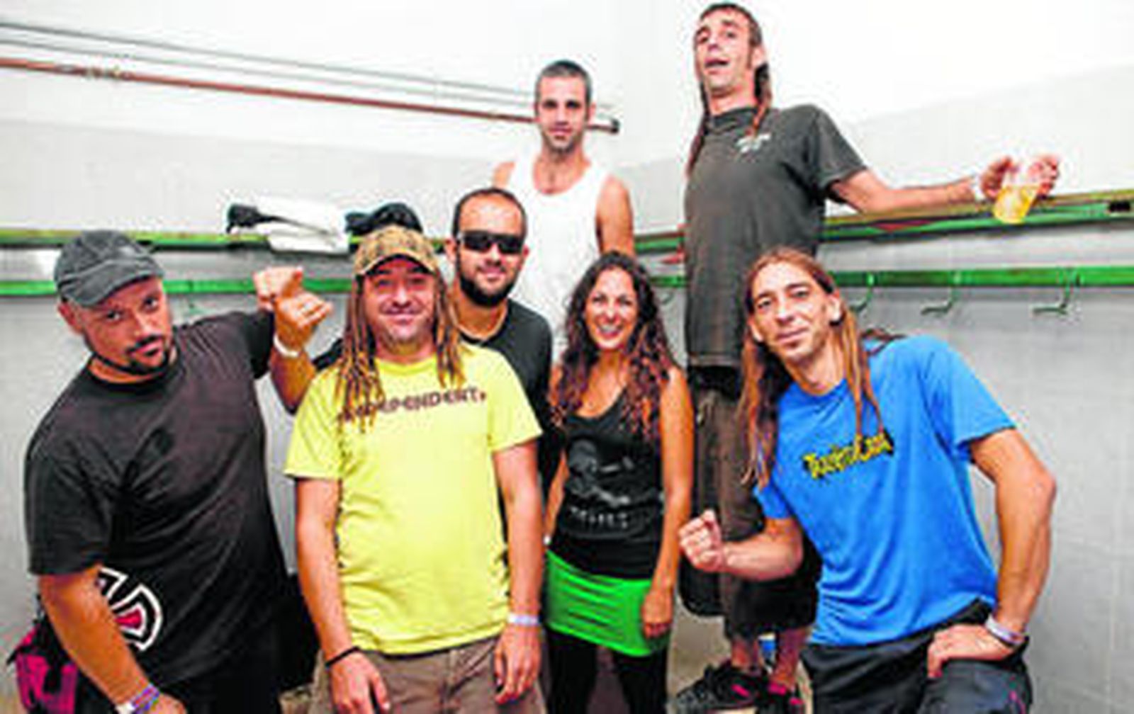 Los siete miembros de la banda chiclanera Trashtucada.