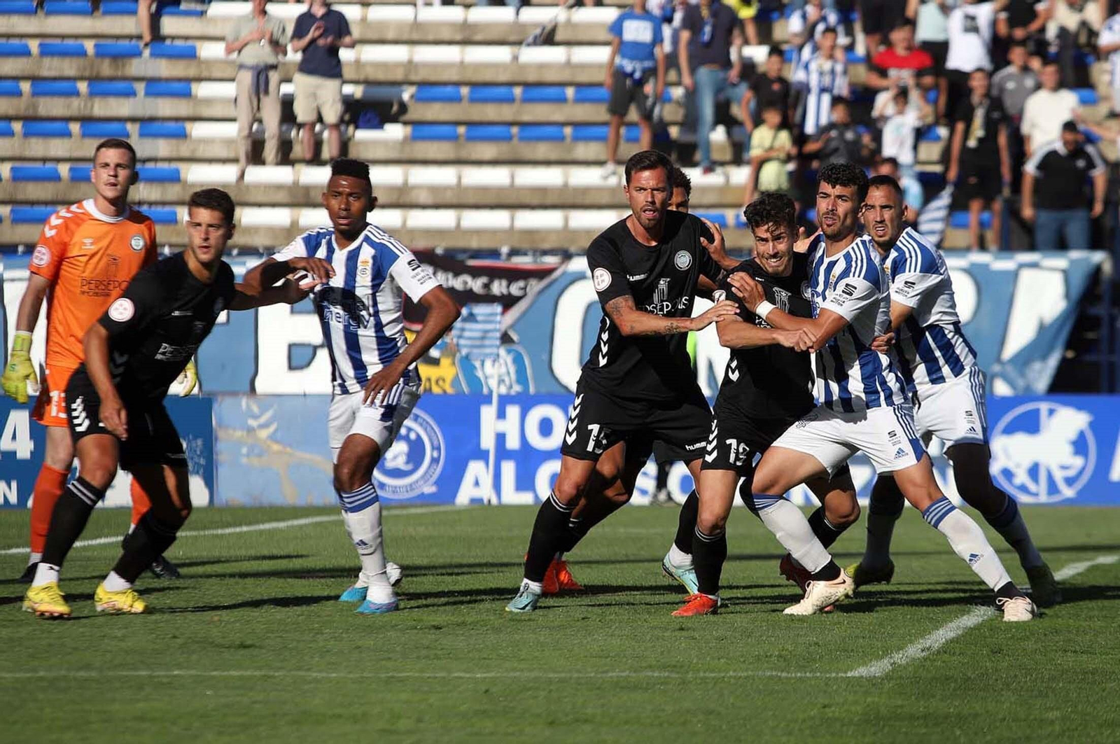 Jugadores del Recre y del Torremolinos esperan un saque de esquina.