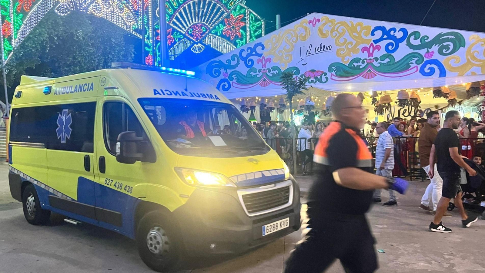 Una ambulacia y efectivos de Protección Civil, en la noche del miércoles de Feria en Algeciras.