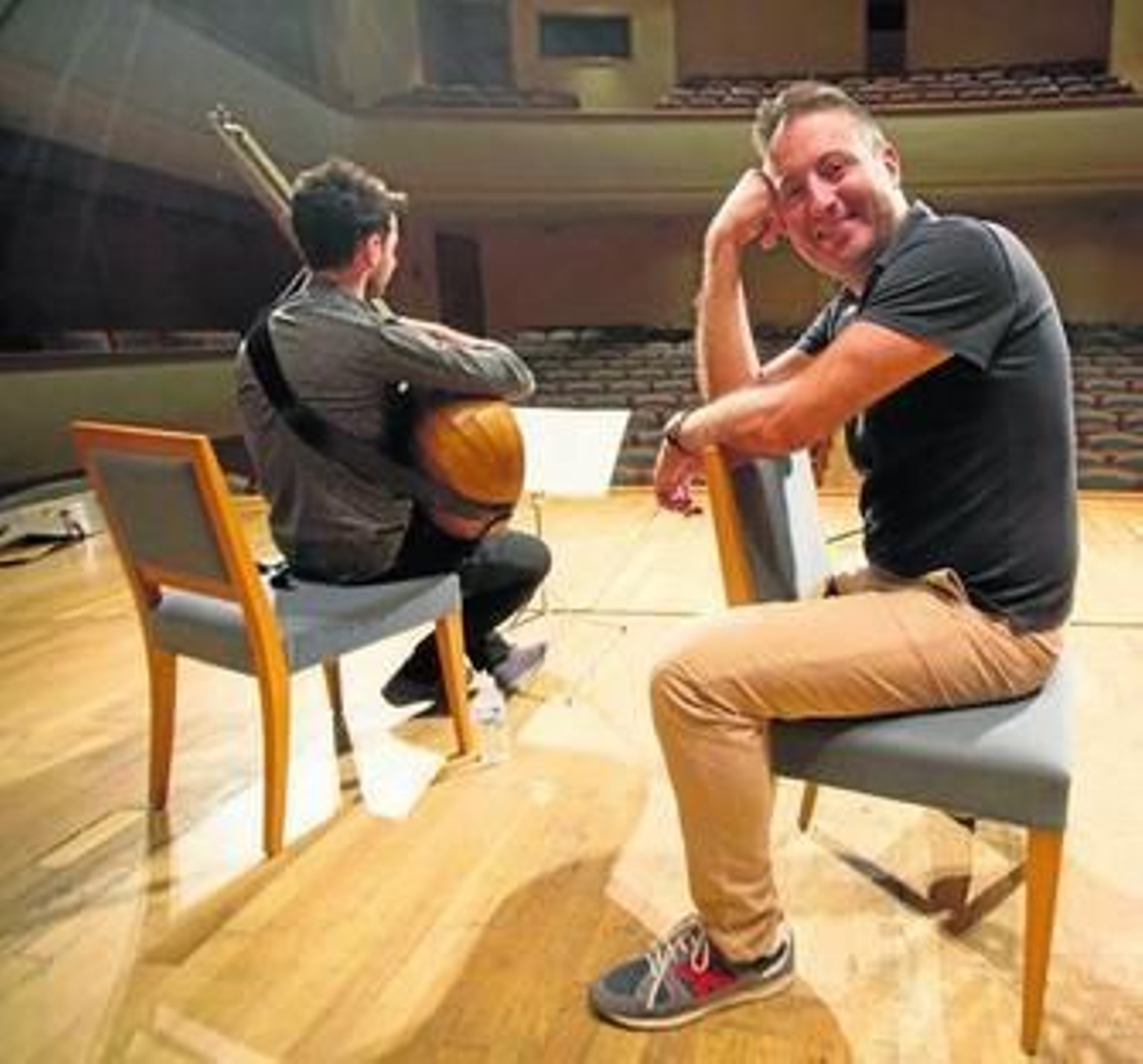 Un sonriente Carlos Mena (Vitoria, 1971) junto a Daniel Zapico, de espaldas.