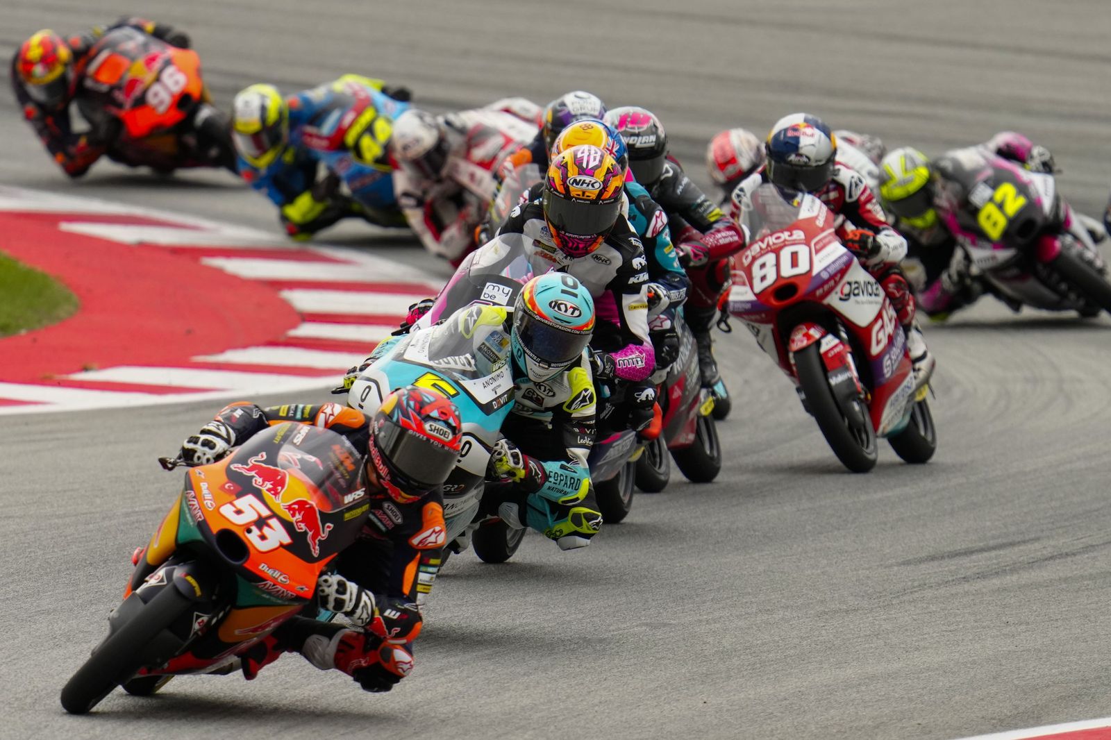 Las cariñosas fotos de Piqué, Clara Chía en el Mundial de Motos en Montmeló