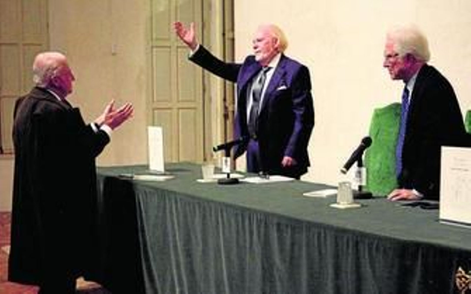 Anthony Stephens agradece los aplausos del público.