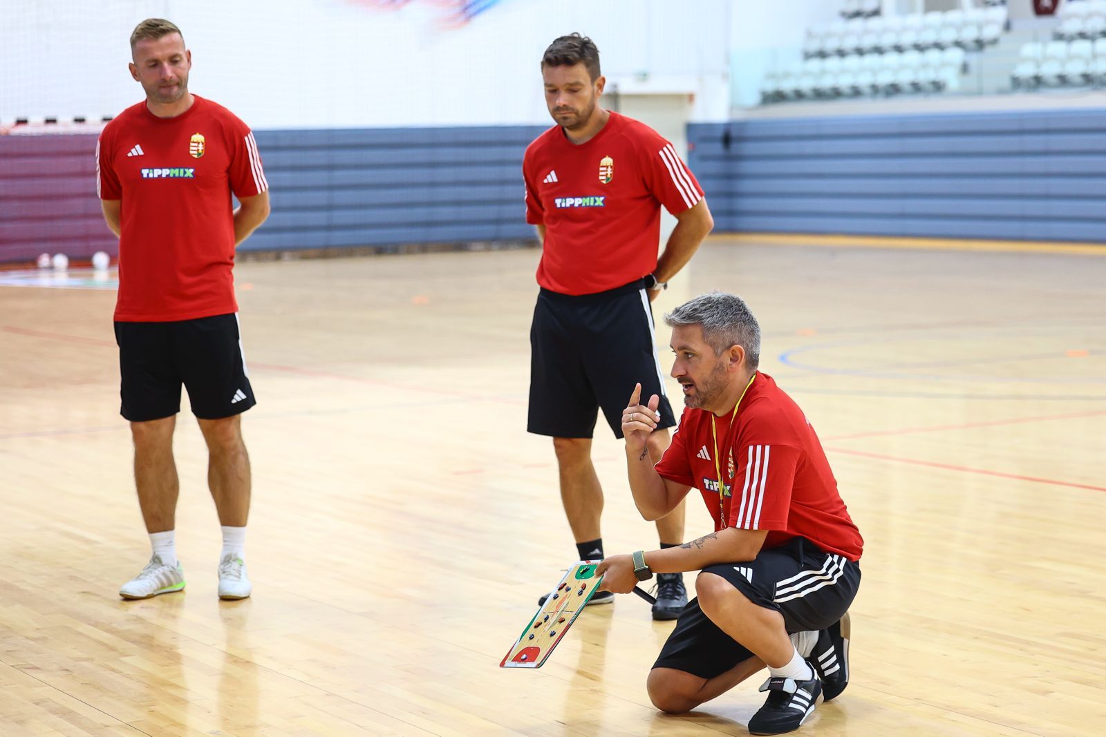 El técnico almeriense realiza una explicación con la pizarra durante un entrenamiento con la selección húngara de fútbol sala.