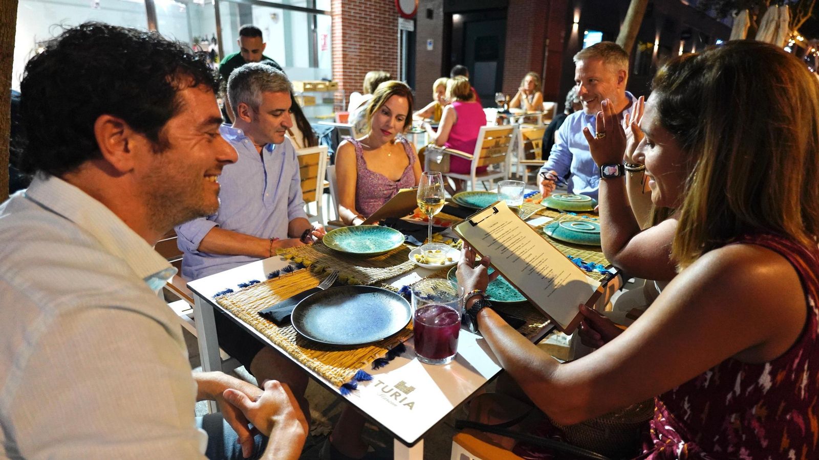 Clientes en la terraza de Nuevo Maridaje.