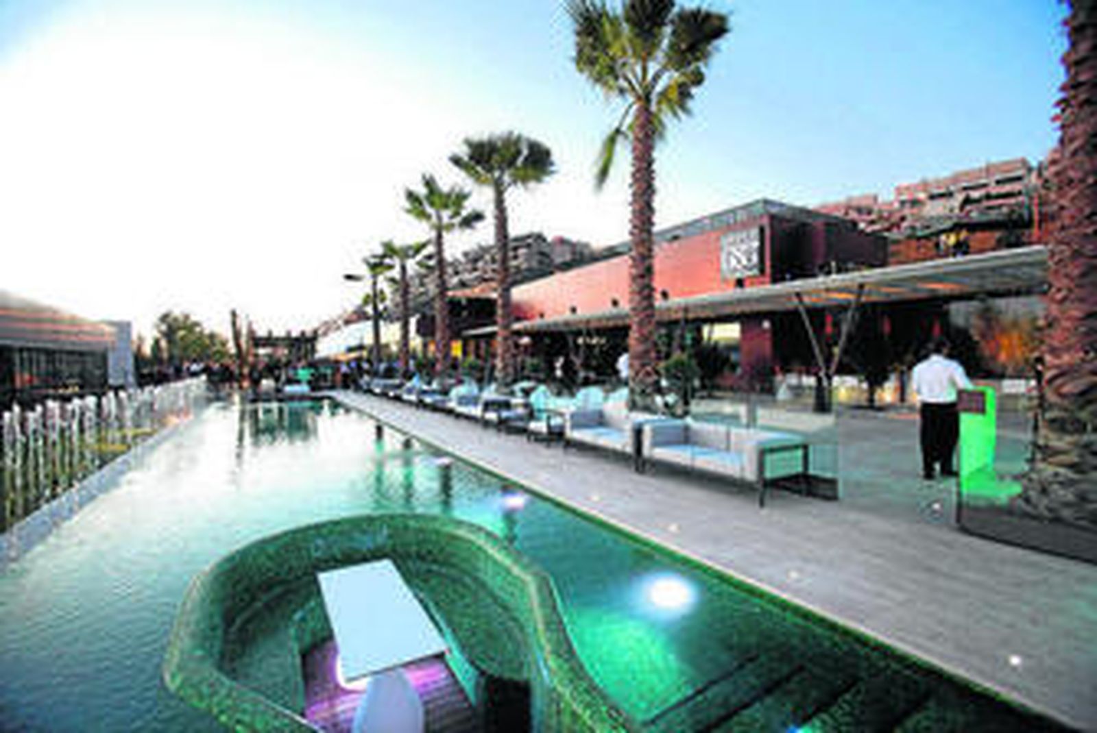 Instalaciones exteriores de la discoteca Upper Club en el Serrallo Plaza.
