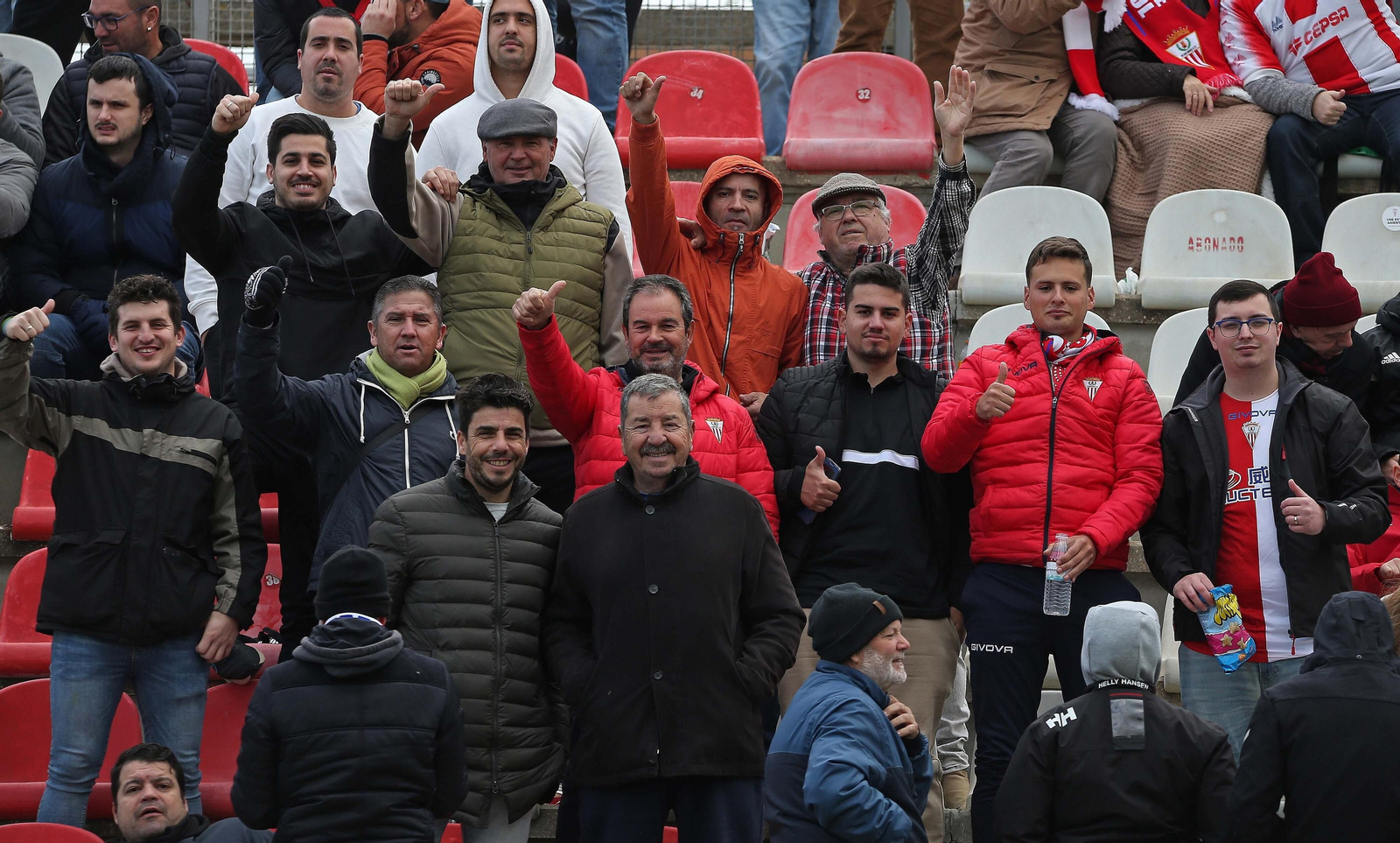 Fotos de la afición durante el Algeciras - Badajoz en el Nuevo Mirador