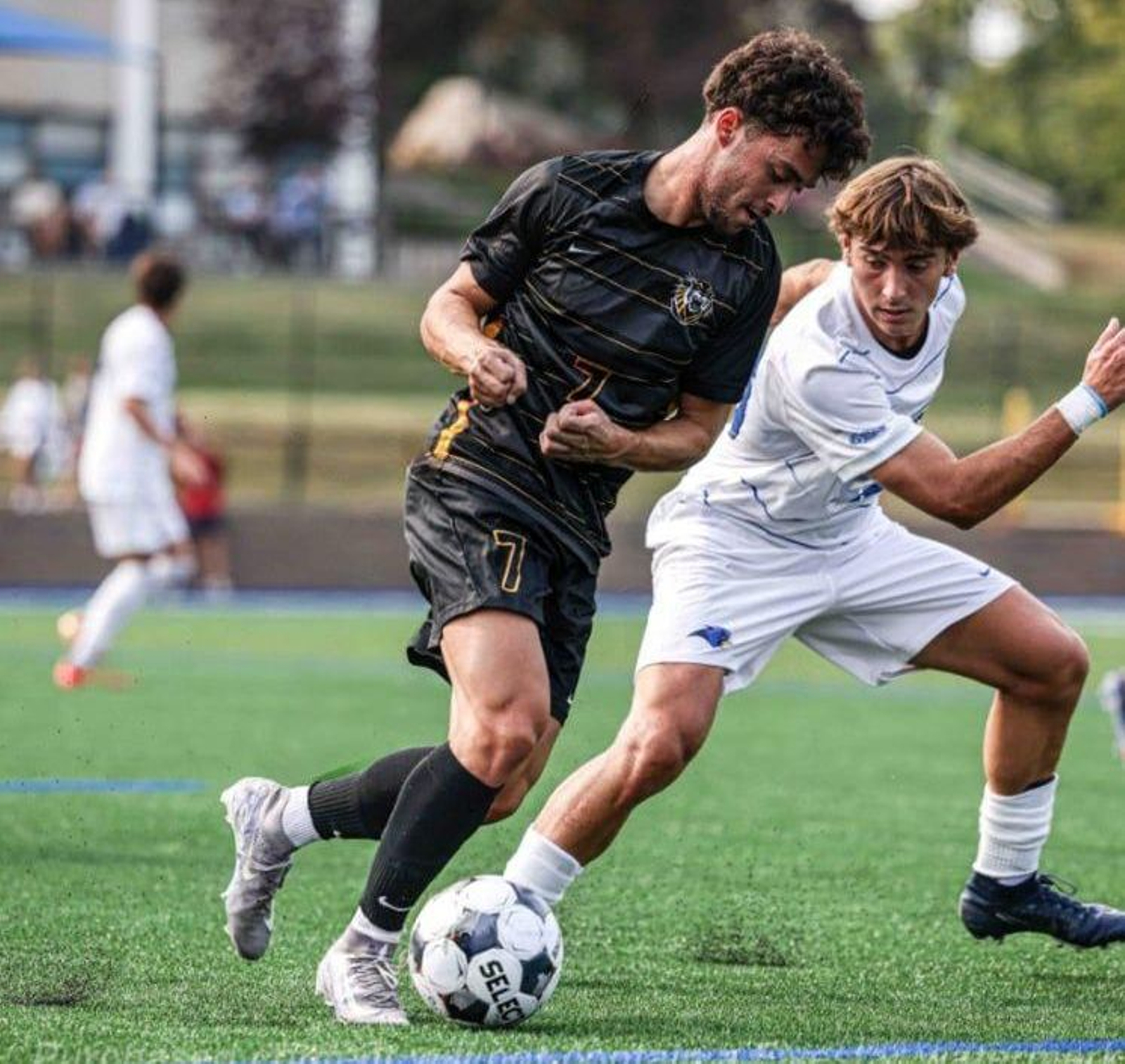 El extremo almeriense conduce el balón ante la presión de un rival durante un encuentro en Estados Unidos.