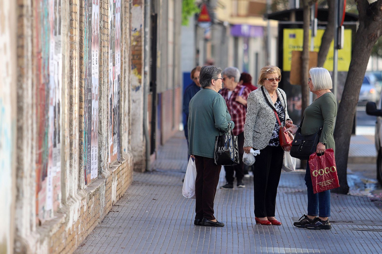 Tres mujeres se encuentran en el barrio de Los Dolores de Huelva e inician una conversación.