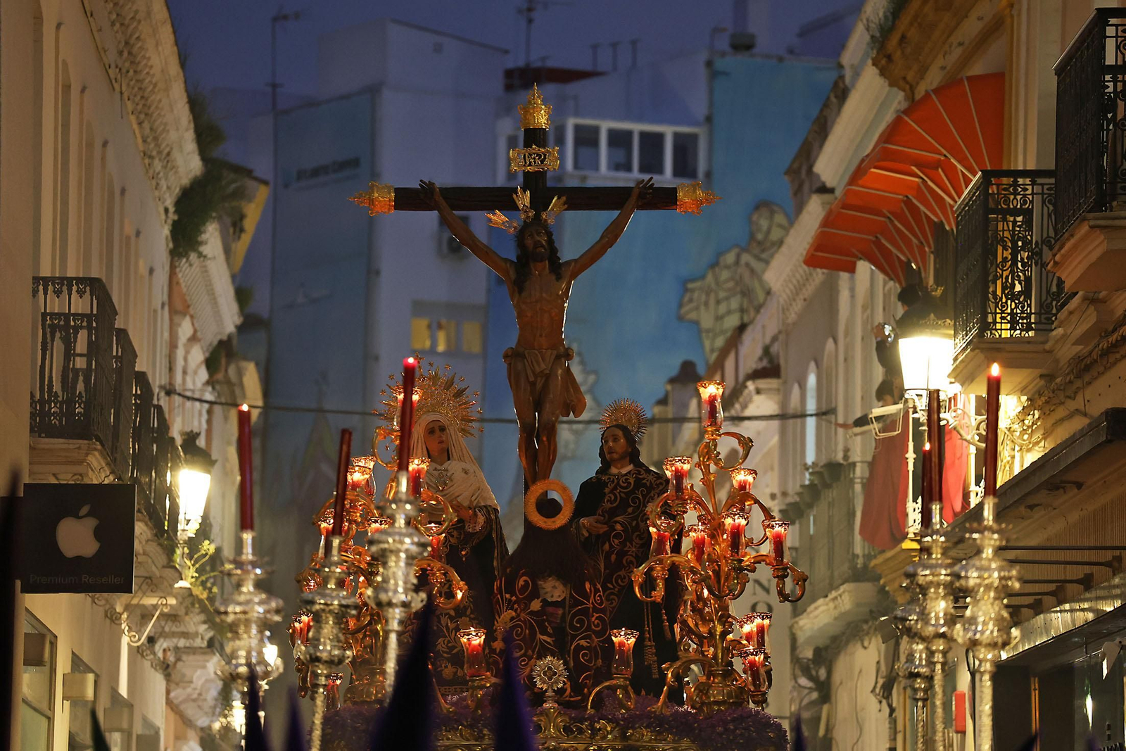 Miércoles Santo: La Hermandad de La Esperanza por las calles de Huelva