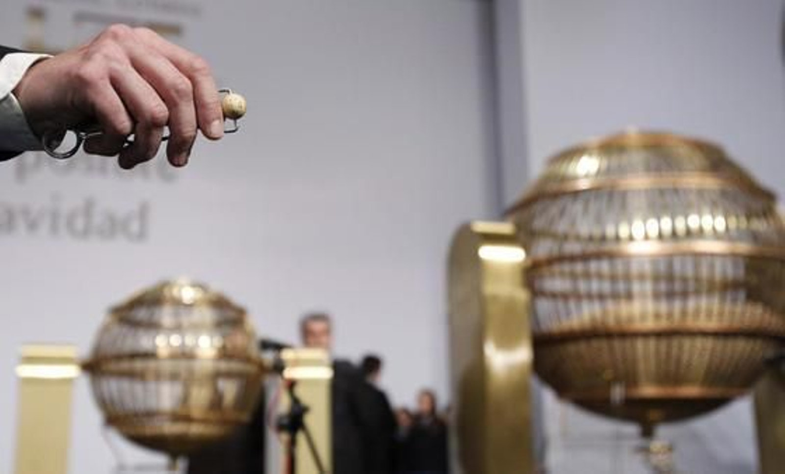 El Gordo ha recaído en el número 58.268, vendido íntegramente en un pubelo de Huesca.  Foto: EFE