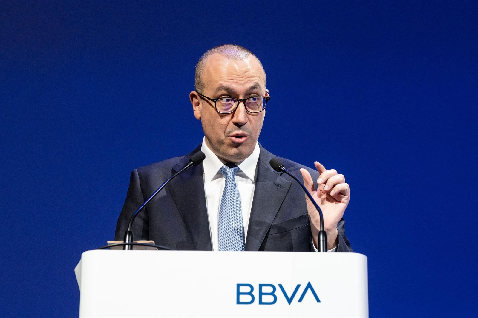 El consejero delegado de BBVA, Onur Genç, durante una rueda de prensa.