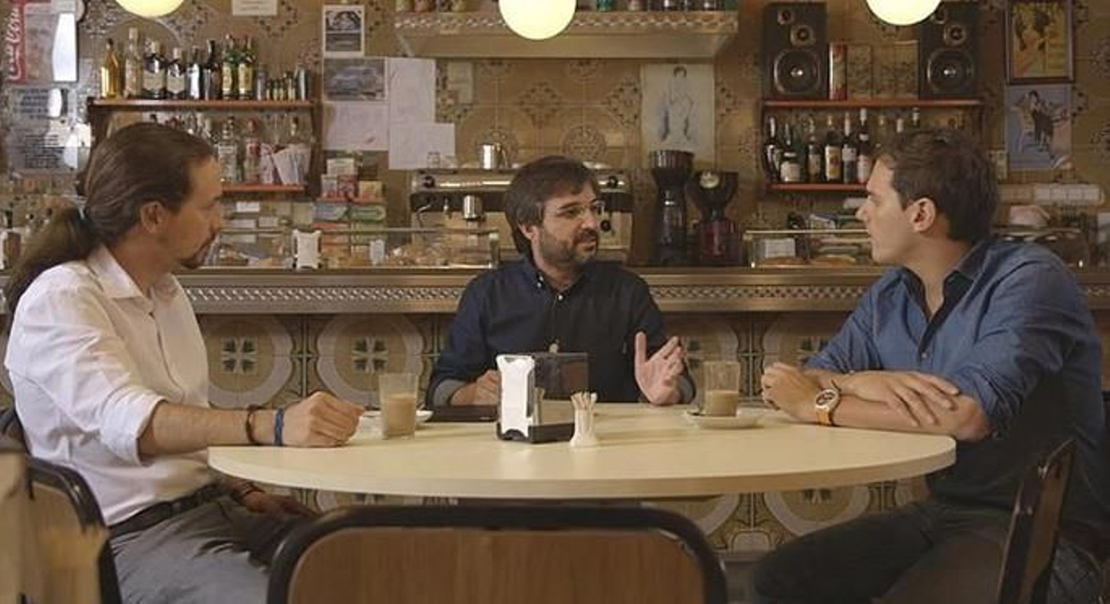 Jordi Évole en el cara a cara entre Pablo Iglesias y Albert Rivera en el bar del Tío Cuco