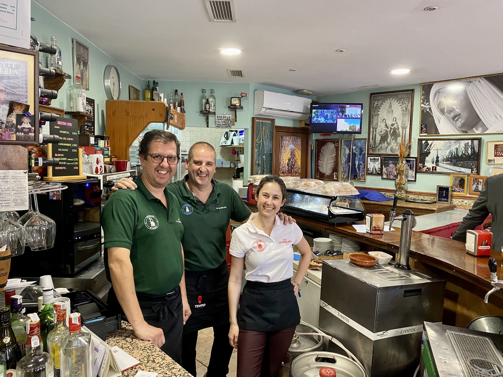 Santiago, Antonio y Gloria, en la tarde del Jueves Santo en el bar La Candelaria