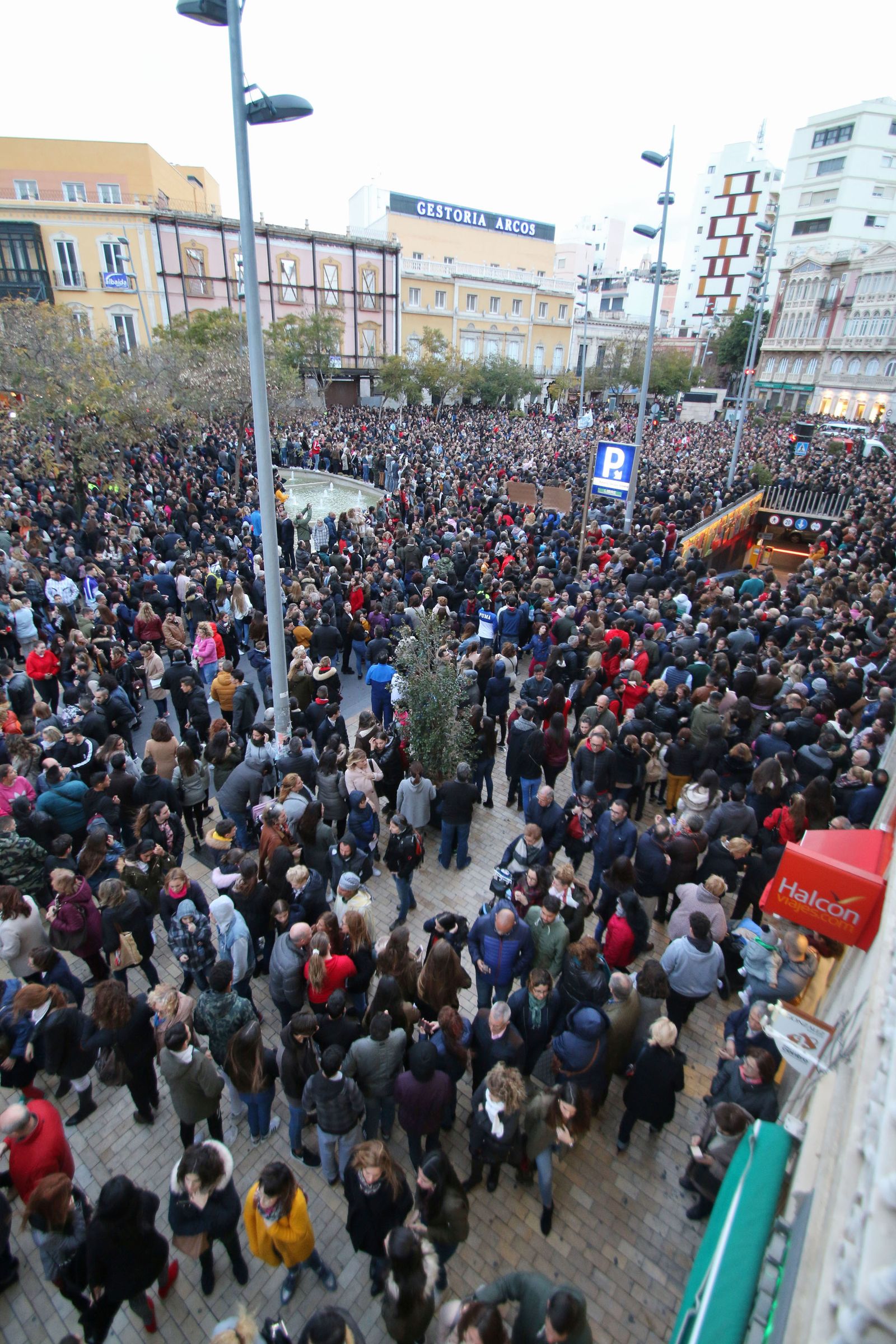 Las imágenes de los 5 minutos de silencio por Gabriel en Puerta Purchena