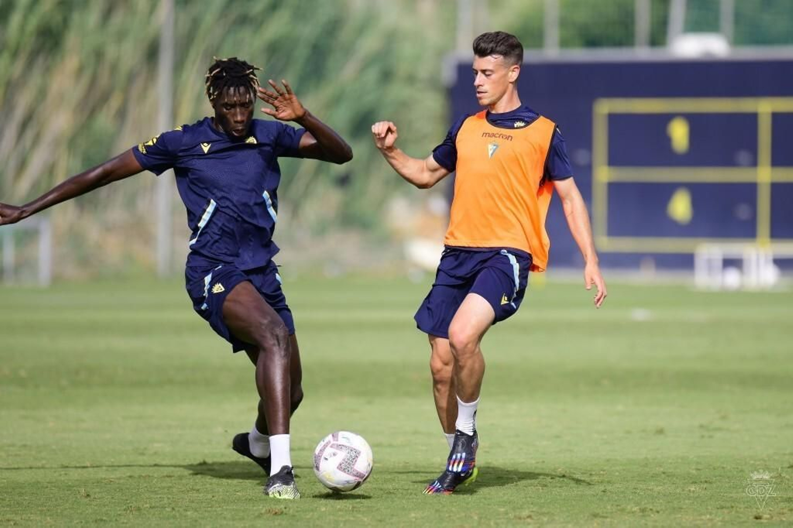 Momo Mbaye (i) en un entrenamiento.