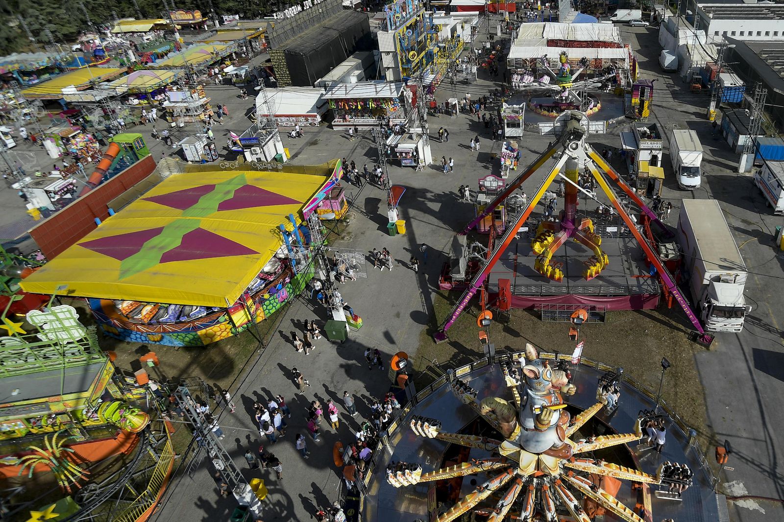 Atracciones de feria, columpios, niños y vida en el Corpus 2021