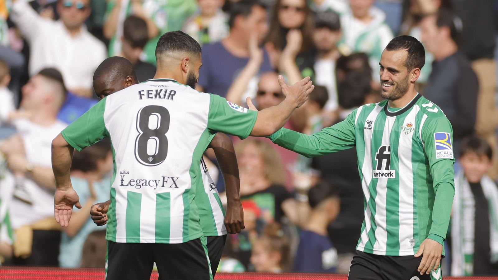 Fekir y sabaly felicitan a Juanmi por su gol.