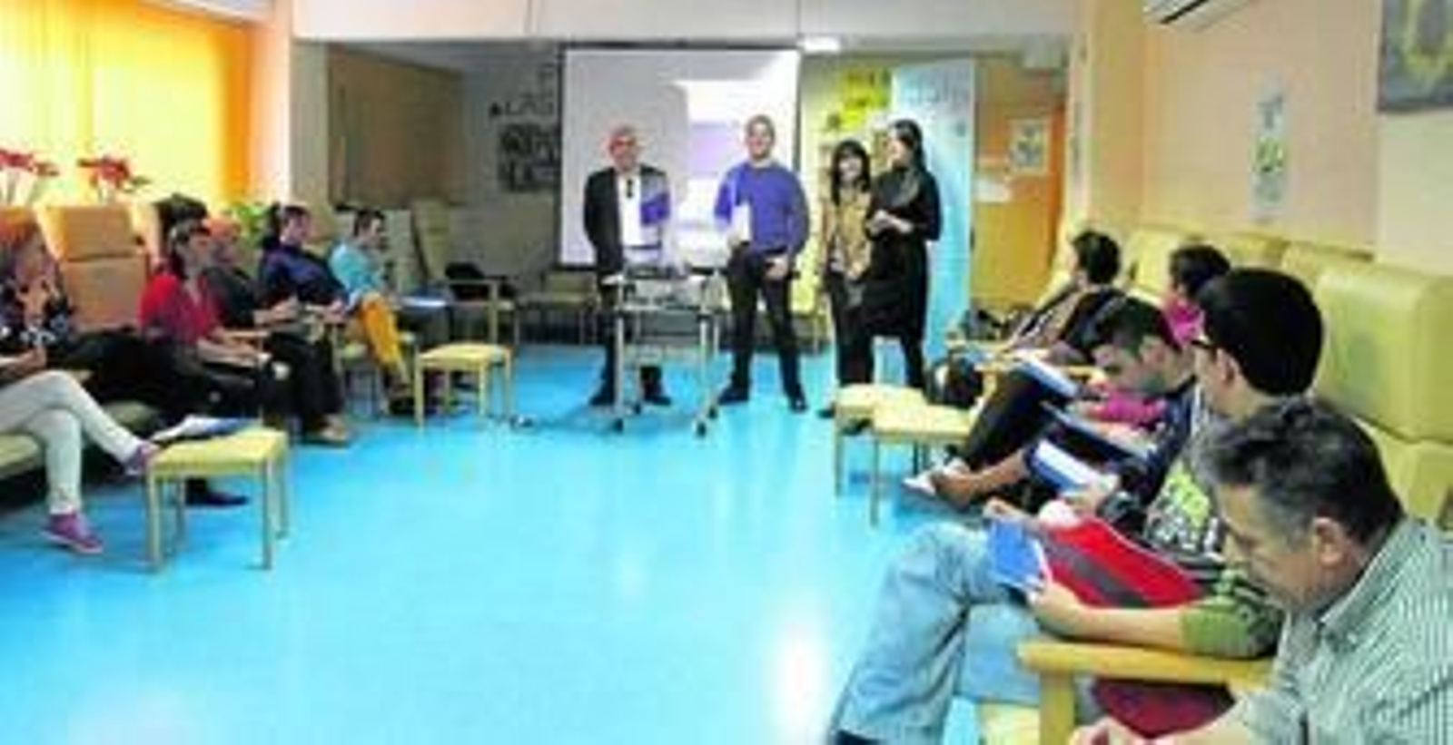 Presentación de las IV Jornadas 'Cuidarnos para cuidar mejor', que comenzaron ayer con la asistencia de la concejala de Asuntos Sociales.