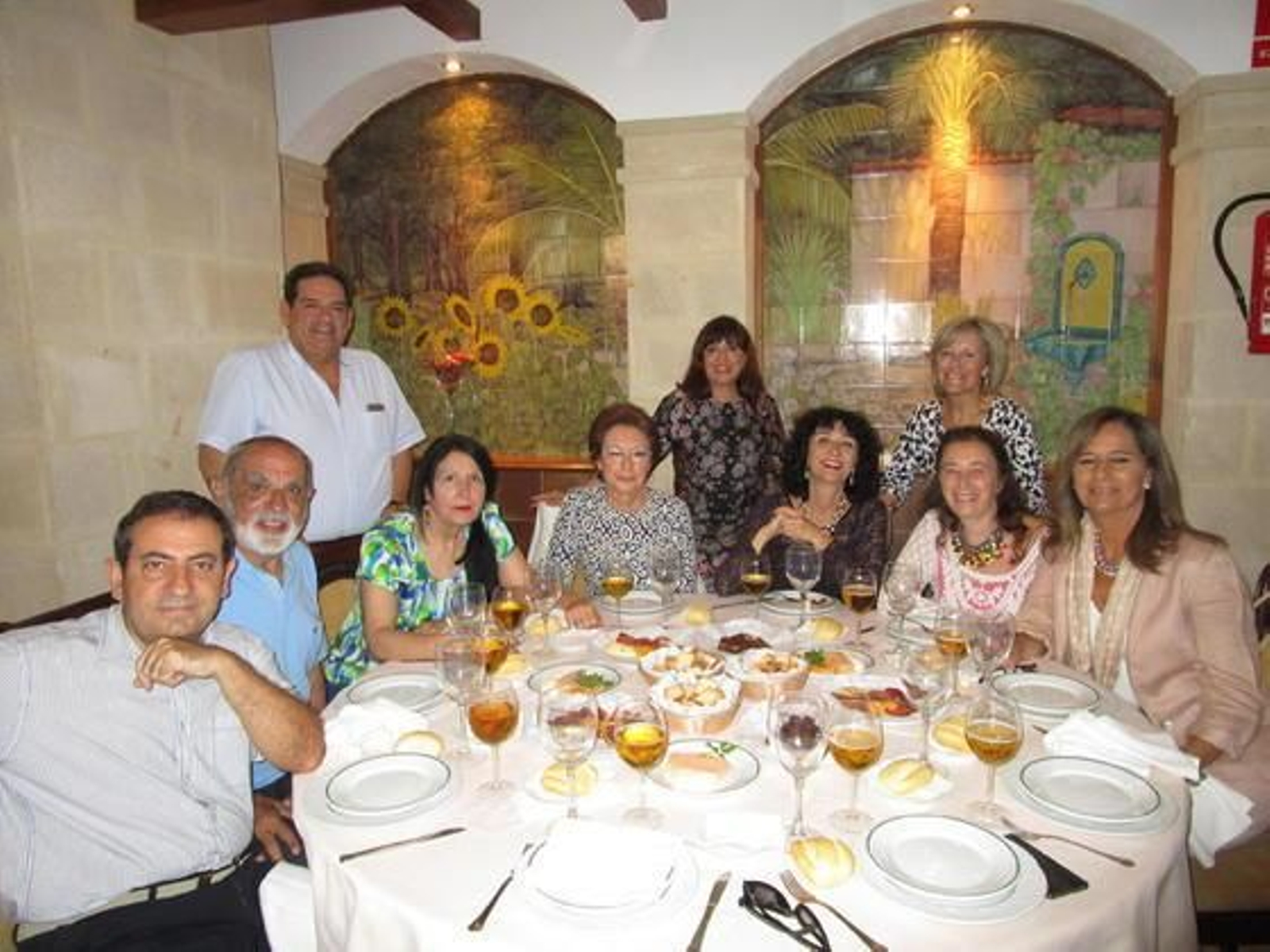 Faustino Gómez, Juan A. Luna, José María Romero, Charo Serrano, Concha Zaragoza, Pepi y Claudia Trigo, May Román, María Díaz y Carmen del Río.

Foto: Ignacio Casas de Ciria