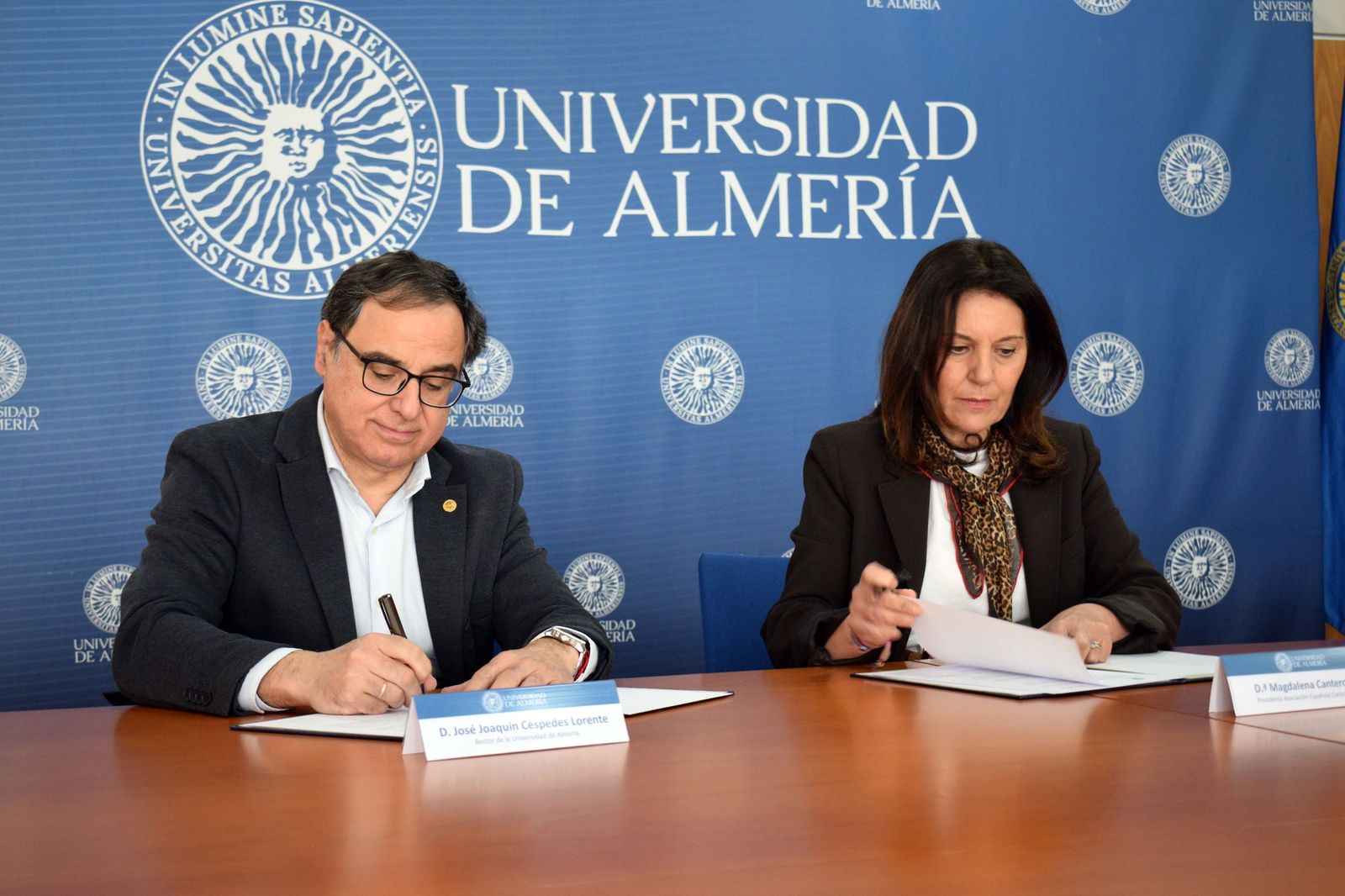 Firma del convenio entre el rector de la UAL, José J. Céspedes, y la presidenta de la AECC en Almería, Magdalena Cantero.