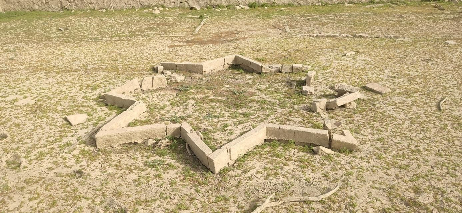 Un recorrido en fotografías por las ruinas que afloran en el pantano de Iznájar