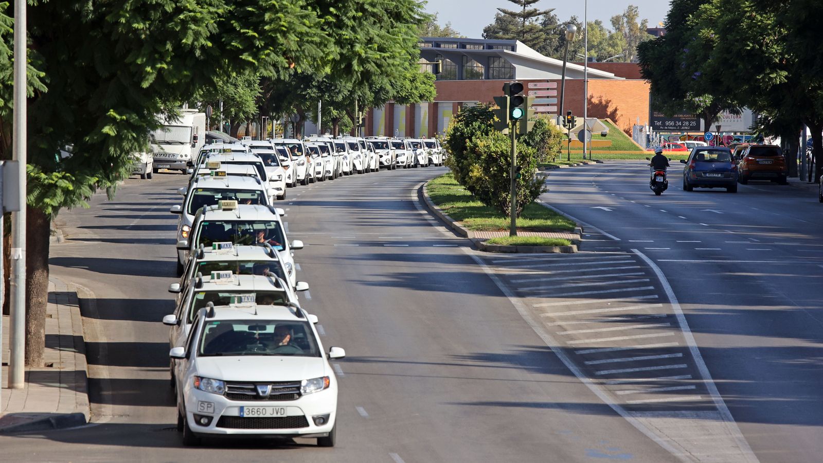 Los taxistas manifestándose por las calles de Jerez