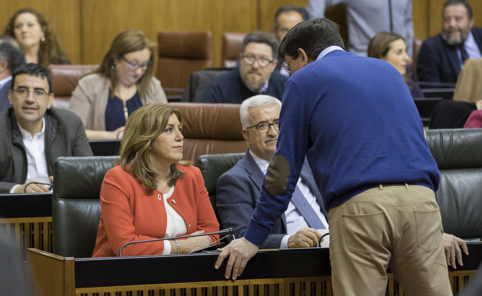 Susana Díaz habla con el portavoz de Ciudadanos.