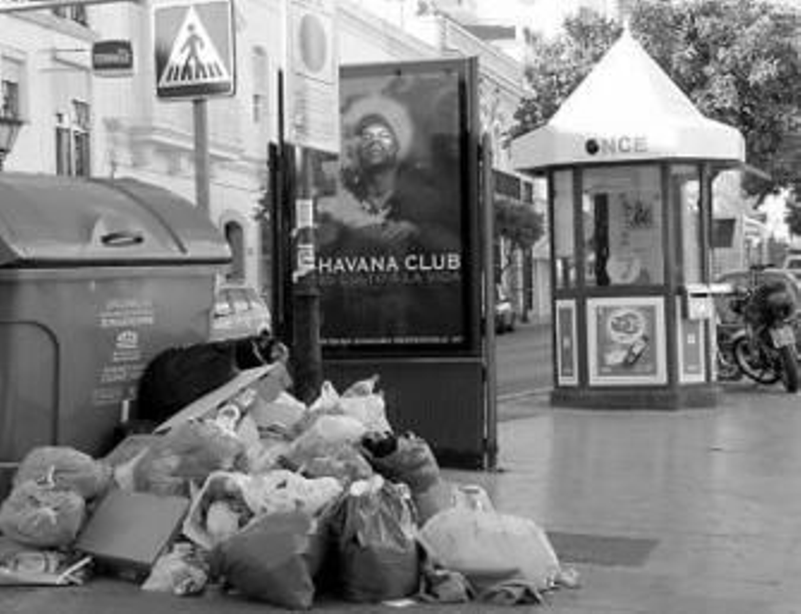 Las bolsas de basura ocupaban ya ayer la acera en algunos puntos de Real.