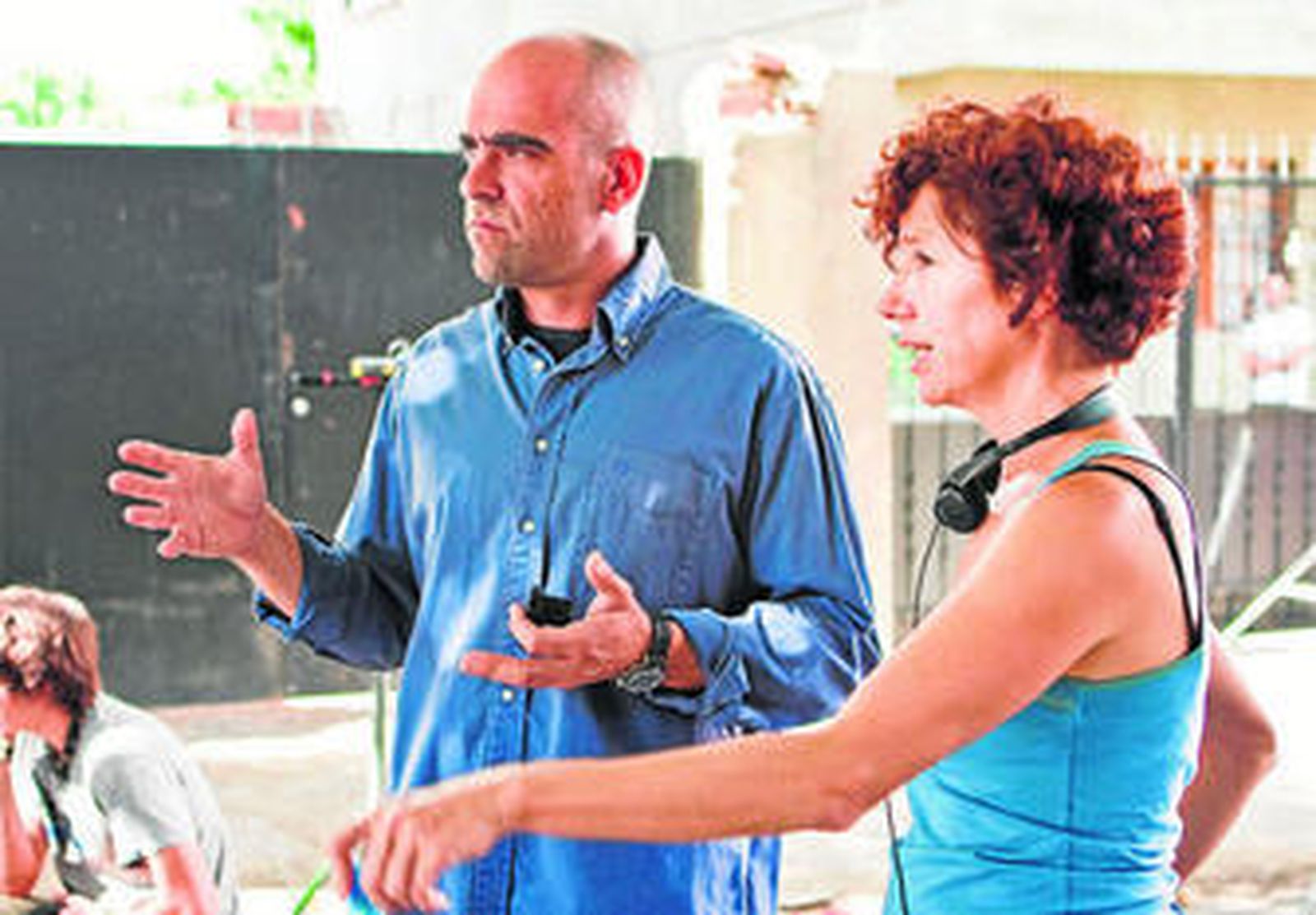 Icíar Bollain dialoga con Luis Tosar en un momento del rodaje de la película.