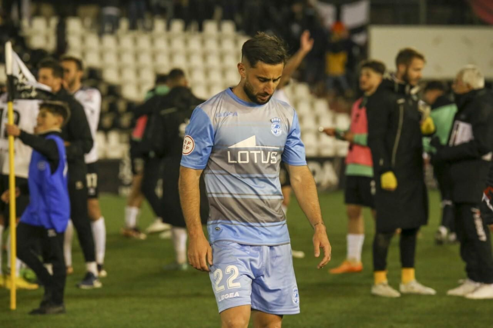 Omar Perdomo, cabizbajo tras consumarse la derrota de la Balona en Mérida