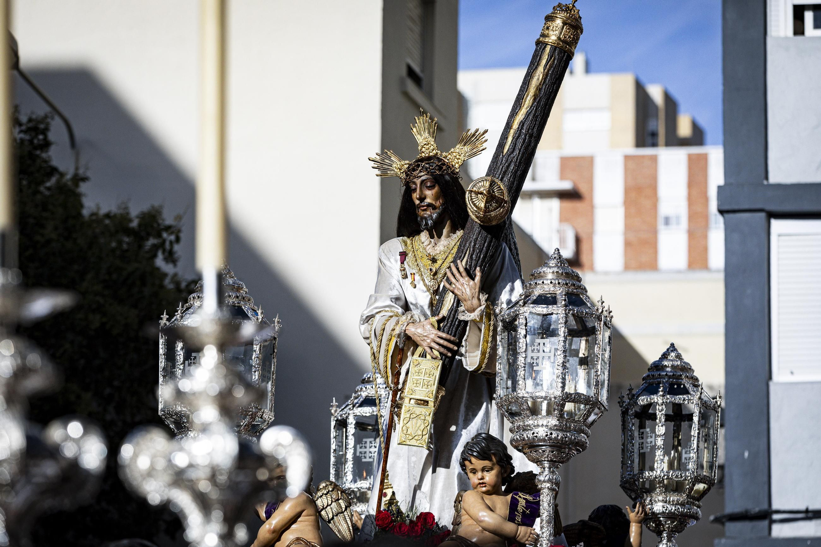 Las imágenes de la histórica visita del Nazareno de Santa María al hospital Puerta del Mar de Cádiz
