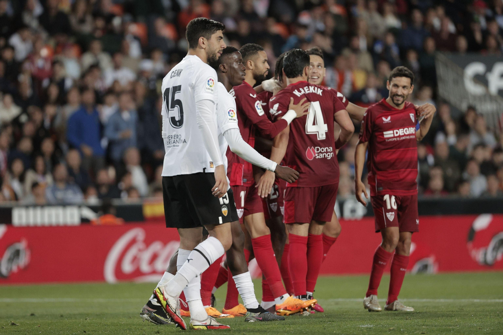 Los futbolistas del Sevilla celebran el 0-2, obra de Suso, ante los desolados defensas del Valencia.