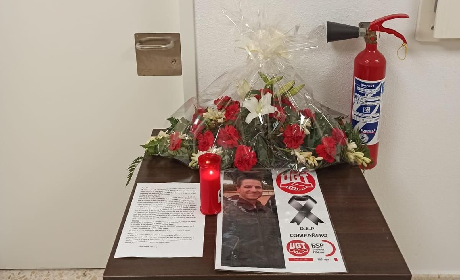 Pequeño altar en la puerta de la sección sindical a la que pertenecía el enfermero fallecido.